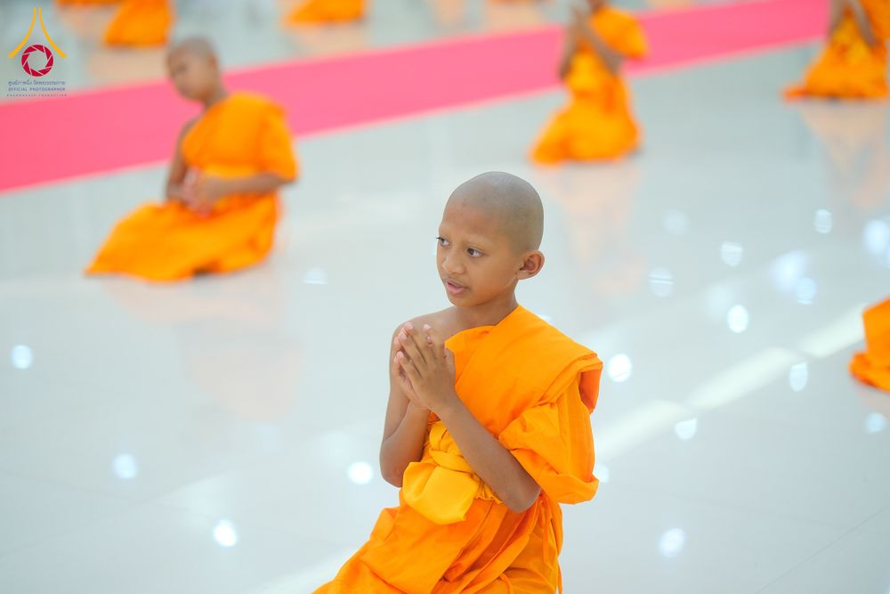 ภาพ No.319900:วันเสาร์ที่ 4 เมษายน พ.ศ.2569 พิธีตัดปอยผมและปลงผม พิธีขอขมาผู้ปกครองและมอบผ้าไตร พิธีบรรพชาและถวายบาตร ณ ศูนย์ปฏิบัติธรรมและศูนย์อบรมเยาวชนเพชรบุรี  ต.ท่าแลง อ.ท่ายาง จ.เพชรบุรี