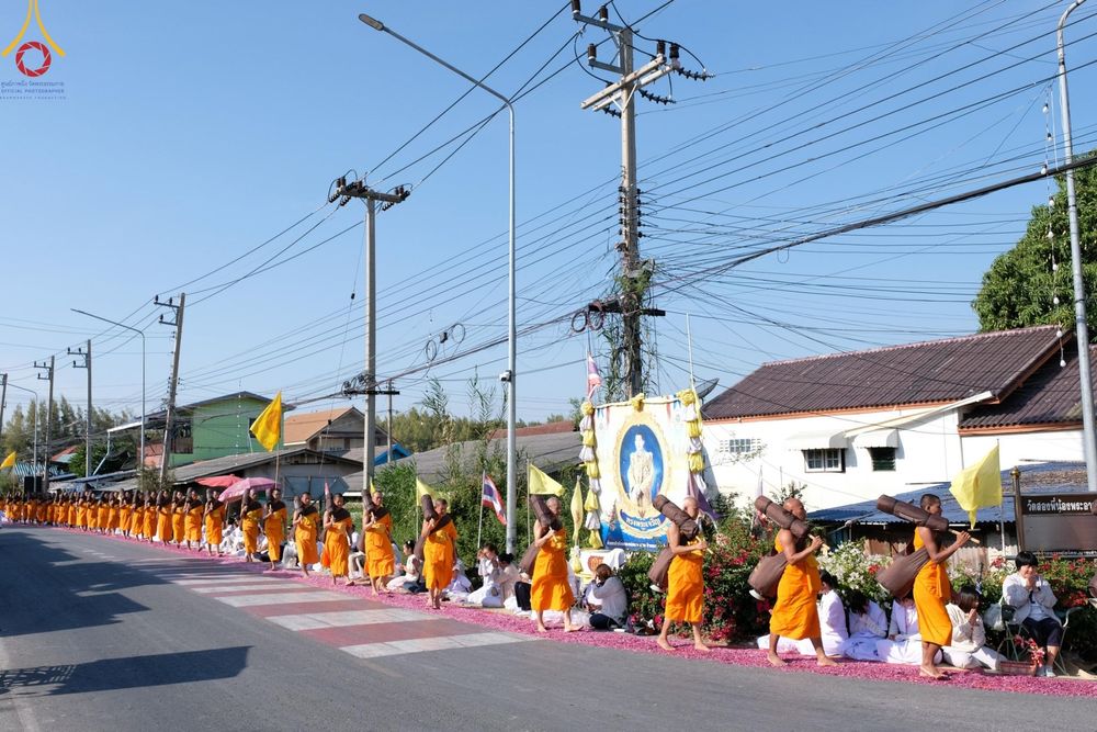 ภาพ No.193287:พิธีต้อนรับพระธรรมยาตรา ณ อนุสรณ์สถาน สถานที่เกิดในเพศสมณะ วัดสองพี่น้อง อำเภอสองพี่น้อง จังหวัดสุพรรณบุรี ในโครงการธรรมยาตรา กตัญญูบูชา มหาปูชนียาจารย์ พระมงคลเทพมุนี(สด จนฺทสโร) พระผู้ปราบมาร อนุสรณ์สถาน 7 แห่ง ปีที่ 13 วันที่ 11 มกราคม พ.ศ. 2568