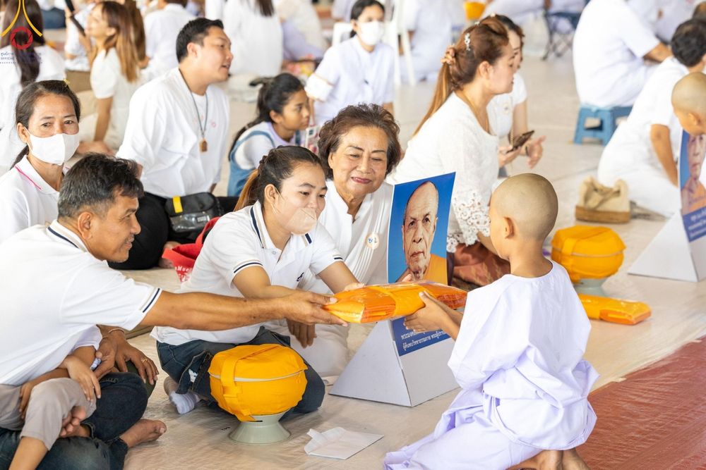 ภาพ No.133936:พิธีขอขมามอบผ้าไตร โครงการบรรพชาสามเณร ศูนย์อบรมวัดพระธรรมกาย ณ วัดพระธรรมกาย วันเสาร์ที่ 6 เมษายน พ.ศ. 2567