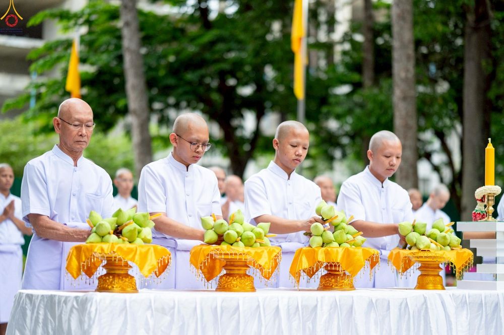 ภาพ No.228888:วันเสาร์ที่ 14 มิถุนายน พ.ศ. 2568 พิธีเวียนประทักษิณ , พิธีขอขมารับผ้าไตร ในโครงการบรรพชาอุปสมบทหมู่ ผู้บริหารรุ่นที่ 15 และ อุดมศึกษา รุ่นที่ 52 ณ โบสถ์พระไตรปิฎก วัดพระธรรมกาย