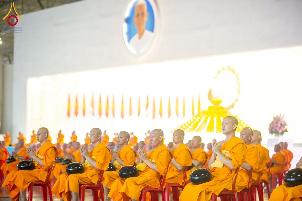 ภาพ No.256799:วันที่ 5 ตุลาคม พ.ศ. 2568 พิธีตักบาตร ข้าวสารอาหารแห้ง ณ บ้านแก้วเรือนทองคุณยายฯ สภาธรรมกายสากล วัดพระธรรมกาย