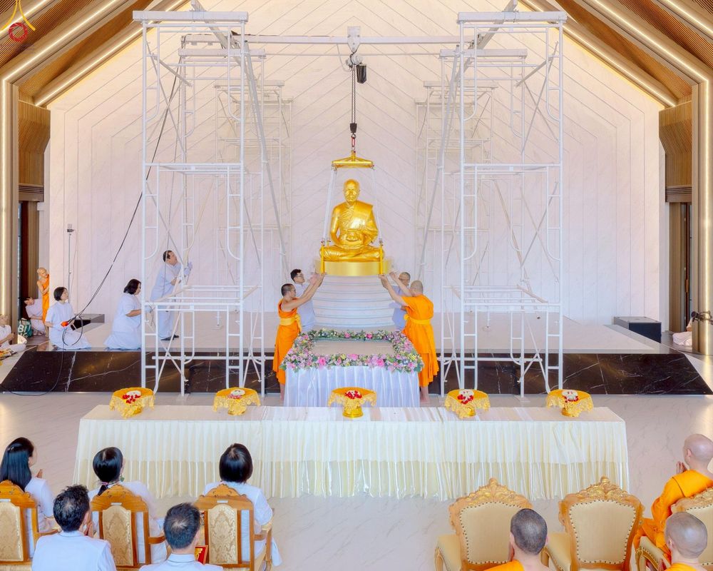 ภาพ No.249212:วันที่ 20 กันยายน พ.ศ. 2568 พิธีประดิษฐานรูปหล่อหลวงปู่วัดปากน้ำ ภาษีเจริญ ณ วิหารพระมงคลเทพมุนี (สด จนฺทสโร) ศูนย์ปฏิบัติธรรมภูเก็ต จ.ภูเก็ต
