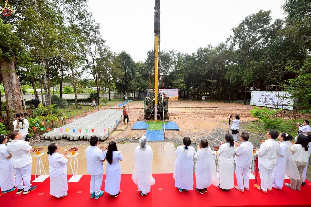 ภาพ No.249976:วันอังคารที่ 30 กันยายน พ.ศ. 2568 พิธีตอกเสามงคลต้นแรกอาคารเศรษฐีถาวร ที่พักผู้มาปฏิบัติธรรม ณ ศูนย์ปฏิบัติธรรมจันทบุรี