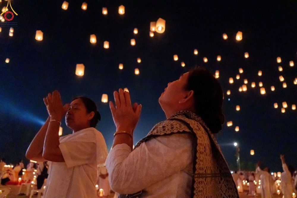 ภาพ No.175976:พิธีจุดประทีปโคมลาน, โคมลอยและลอยกระทง ถวายประทีปเป็นพุทธบูชา สร้างความสว่างไสวให้กับแผ่นดินด้วยแสงธรรม วันที่ 15 พฤศจิกายน พ.ศ. 2567 ณ พุทธอุทยานนานาชาติ อ.โพนพิสัย จ.หนองคาย