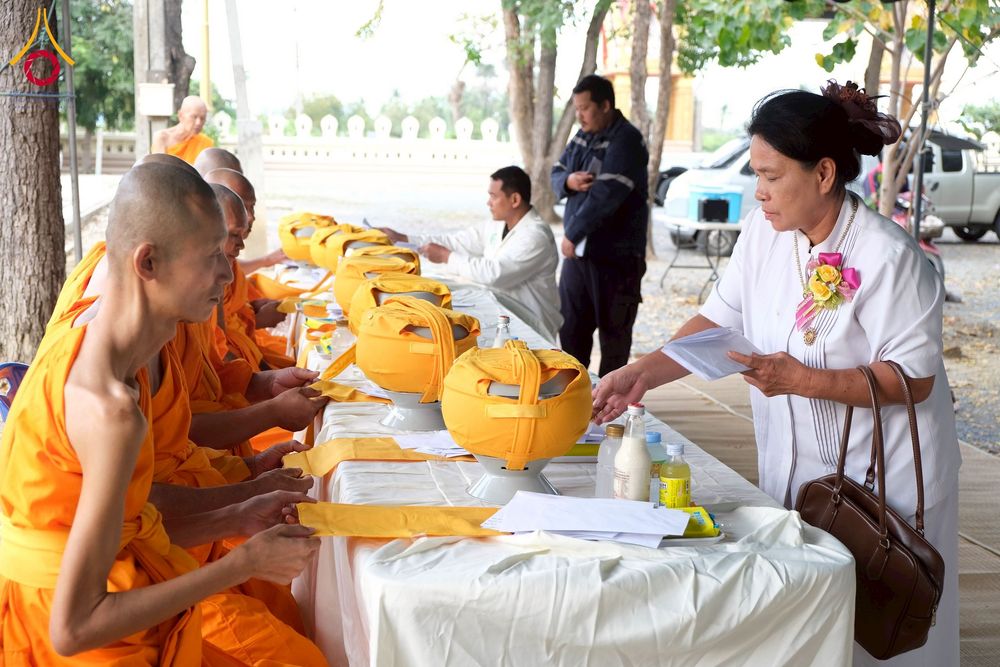 ภาพ No.277958:พิธีตัดปอยผมและปลงผมนาคธรรมทายาท พิธีขอขมาผู้ปกครอง ณ ศูนย์อบรมเยาวชนนครปฐม จ.นครปฐม และพิธีมอบบาตร ผ้าไตร นาคธรรมทายาท พิธีบรรพชา อุปสมบทหมู่ ณ วัดลาดหญ้าไทร จ.นครปฐม