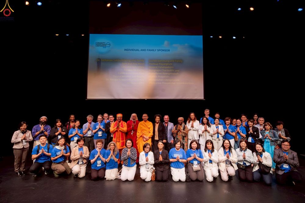 ภาพ No.249786:วันอาทิตย์ที่ 28 กันยายน พ.ศ. 2568 การปฏิบัติธรรมบูชาธรรม 108 ปี แห่งการบรรลุธรรมของหลวงปู่วัดปากน้ำ ได้จุดประทีปสันติภาพไปทั่วโลก และได้ร่วมเสวนาทางปัญญา เพื่อการขยายพระพุทธศาสนาวิชชาธรรมกายไปทั่วโลก  ในงาน HTC Newyork USA