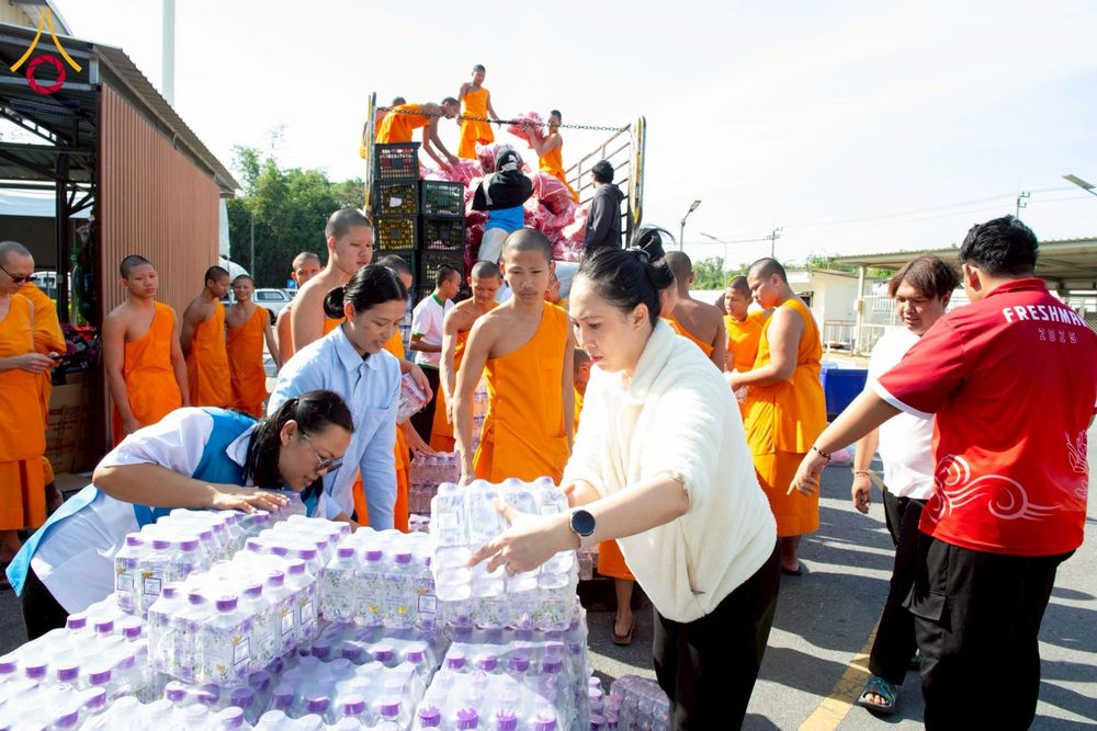 ภาพ No.273705:วันที่ 27 พฤศจิกายน พ.ศ. 2568 คณะศิษยานุศิษย์วัดพระธรรมกาย มูลนิธิธรรมกาย มอบอาหารและสิ่งของความช่วยเหลือให้พี่น้องชาวใต้ ผู้ประสบอุทกภัยน้ำท่วม
