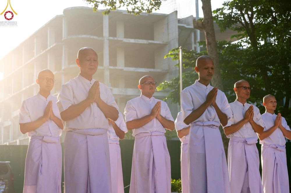 ภาพ No.159730:พิธีตัดปอยผมปลงผมนาคธรรมทายาท, พิธีบรรพชาอุปสมบทหมู่ โครงการอุปสมบทหมู่บูชาธรรม 140 ปี พระมงคลเทพมุนี (สด จนฺทสโร) ณ โบสถ์พระไตรปิฏก วัดพระธรรมกาย วันเสาร์ที่ 5 ตุลาคม พ.ศ. 2567