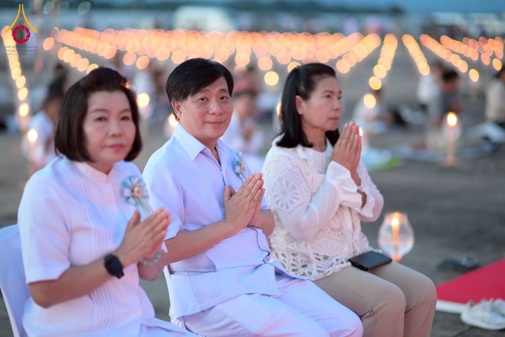 ภาพ No.250478:วันอังคารที่ 7 ตุลาคม พ.ศ. 2568 พิธีจุดประทีปบูชาพระรัตนตรัย ณ ลานธรรมปทุมรัตน์ธรรมเจดีย์ พุทธอุทยานนานาชาติ อ.โพนพิสัย จ.หนองคาย