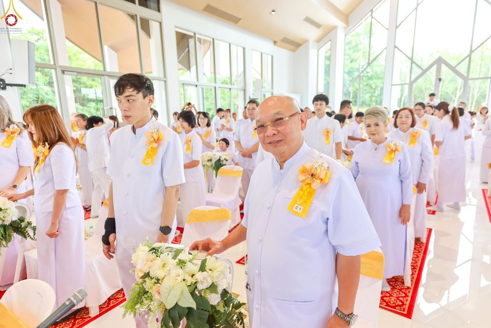ภาพ No.239422:วันอาทิตย์ที่ 17 สิงหาคม พ.ศ. 2568 พิธีกดปุ่มอัญเชิญรูปเหมือน พระมงคลเทพมุนี (สด จันทสโร)  ณ มหาวิหารแก้วพระมงคลเทพมุนี  ศูนย์ปฏิบัติธรรมแก้วเมืองเลย