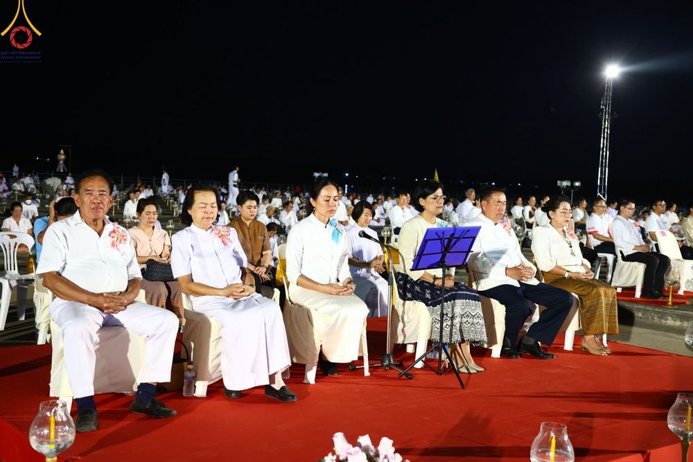 ภาพ No.175920:พิธีจุดประทีปโคมลาน, โคมลอยและลอยกระทง ถวายประทีปเป็นพุทธบูชา สร้างความสว่างไสวให้กับแผ่นดินด้วยแสงธรรม วันที่ 15 พฤศจิกายน พ.ศ. 2567 ณ พุทธอุทยานนานาชาติ อ.โพนพิสัย จ.หนองคาย