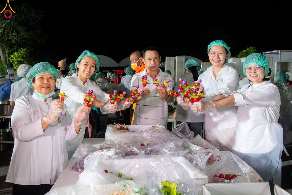 ภาพ No.189387:พิธีถวายภัตตาหารเป็นสังฆทาน แด่พระธรรมยาตรา ในโครงการธรรมยาตรา กตัญญูบูชา มหาปูชนียาจารย์ พระมงคลเทพมุนี(สด จนฺทสโร) พระผู้ปราบมาร อนุสรณ์สถาน 7 แห่ง ปีที่ 13 ณ อนุสรณ์สถานมหาวิหารพระมงคลเทพมุนี (โลตัสแลนด์) อ.สองพี่น้อง จ.สุพรรณบุรี วันที่ 5 มกราคม 2568