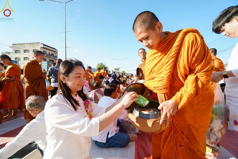 ภาพ No.187122:พิธีตักบาตรพระ ๕๐๐ รูป "สร้างบุญใหญ่ ส่งท้ายปีเก่า ต้อนรับปีใหม่ ๒๕๖๘" วันเสาร์ที่ ๒๘ ธันวาคม พ.ศ. ๒๕๖๗ ณ ถนนหน้าที่ว่าการอำเภอภูเรือ จังหวัดเลย