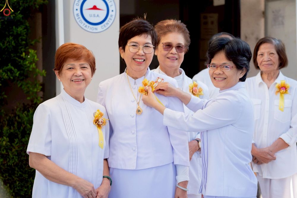 ภาพ No.252210:วันที่ 4-5 ตุลาคม พ.ศ. 2568  วัดพระธรรมกายแคลิฟอร์เนีย ประเทศสหรัฐอเมริกา ได้จัดพิธีตัดปอยผม โดยคณะสงฆ์ ญาติ ๆ และสาธุชน ให้กับนาคธรรมทายาท 8 ท่าน และได้จัดพิธีบรรพชา-อุปสมบท ฉลองพิธีทอดกฐินบรมจักรพรรดิ สร้างอุโบสถ 82 ปี บูชาธรรมหลวงพ่อธัมมชโย