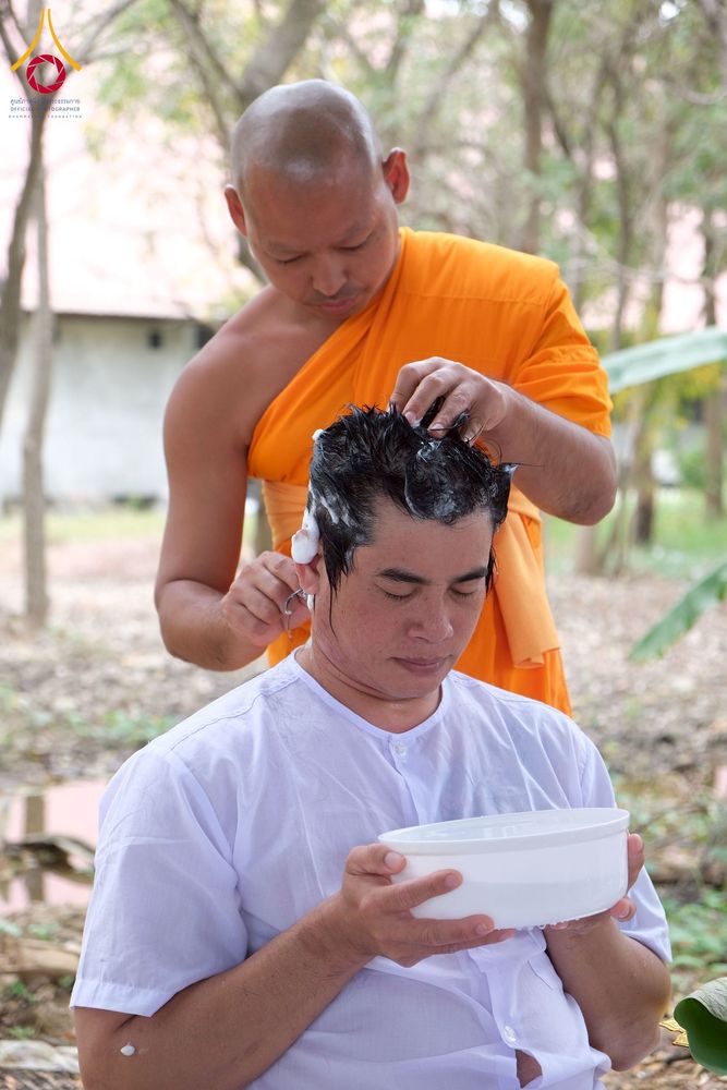 ภาพ No.277902:พิธีตัดปอยผมและปลงผมนาคธรรมทายาท พิธีขอขมาผู้ปกครอง ณ ศูนย์อบรมเยาวชนนครปฐม จ.นครปฐม และพิธีมอบบาตร ผ้าไตร นาคธรรมทายาท พิธีบรรพชา อุปสมบทหมู่ ณ วัดลาดหญ้าไทร จ.นครปฐม