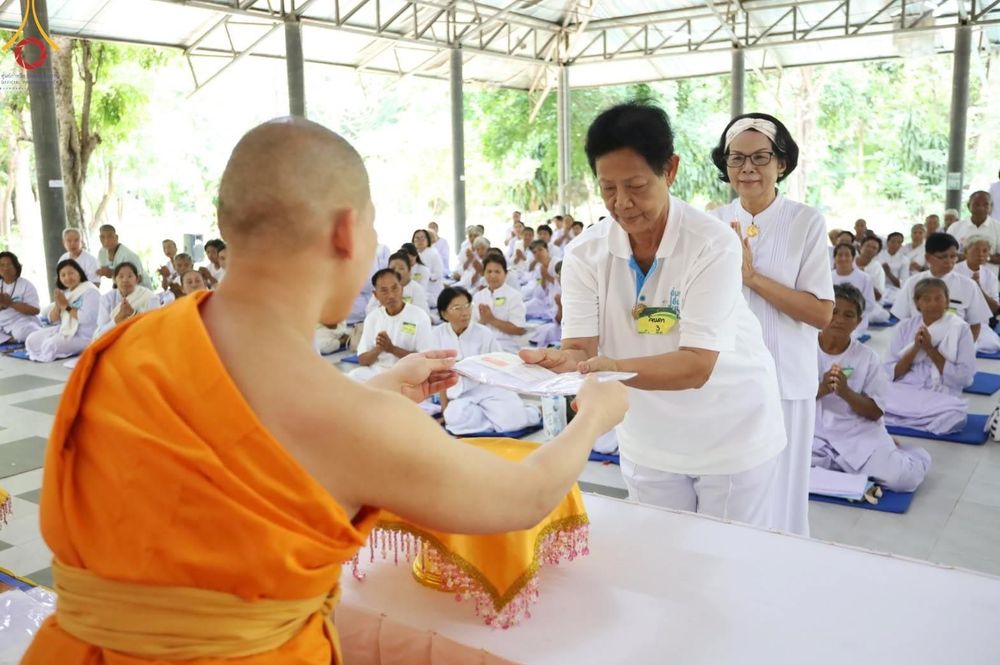 ภาพ No.152385:พิธีมอบสไบแก้ว โครงการอบรมอุบาสิกาแก้วจังหวัดบุรีรัมย์รุ่นที่ 1 วันที่ 6-8 กันยายน พ.ศ. 2567