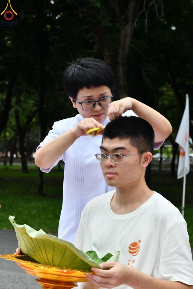 ภาพ No.143853:พิธีตัดปอยผม โครงการอุปสมบทหมู่ พระธรรมทายาทนานาชาติ (ภาษาจีน) รุ่นที่ 19 วันอาทิตย์ที่ 7 กรกฎาคม พ.ศ. 2567 ณ สนามหญ้า หน้าบ้านแก้วอาสาสมัคร วัดพระธรรมกาย