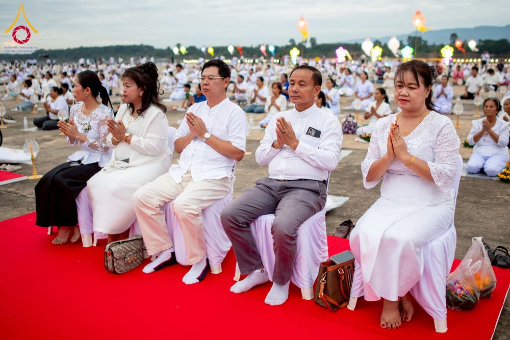 ภาพ No.266076:วันพุธที่ 5 พฤศจิกายน พ.ศ. 2568 (วันพระ ขึ้น 15 ค่ำ เดือน 12) พิธีจุดประทีปโคมลาน, โคมลอย และลอยกระทง ถวายประทีปเป็นพุทธบูชา สร้างความสว่างไสวให้กับแผ่นดินด้วยแสงธรรม ณ พุทธอุทยานนานาชาติ จังหวัดหนองคาย