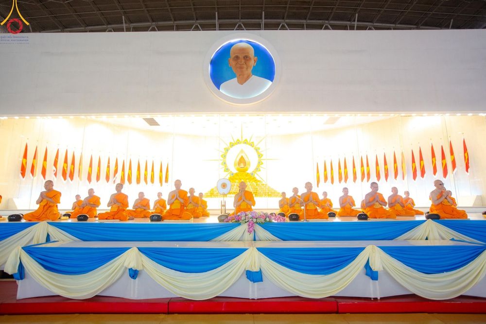 ภาพ No.139038:พิธีตักบาตร , พิธีบูชาข้าวพระ ณ ห้องแก้วสารพัด 1 สภาธรรมกายสากล วัดพระธรรมกาย วันอาทิตย์ต้นเดือนที่ 2 มิถุนายน พ.ศ. 2567