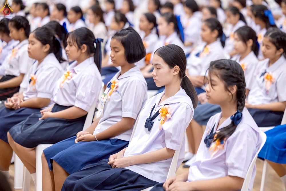 ภาพ No.245890:วันเสาร์ที่ 13 กันยายน พ.ศ. 2568 พิธีมอบผ้าไตรประธานกฐินสัมฤทธิ์เด็กดี V-Star ณ สภาธรรมกายสากล วัดพระธรรมกาย