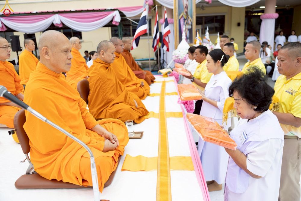 ภาพ No.241859:วันอาทิตย์ที่ 31 สิงหาคม พ.ศ. 2568 พิธีทำบุญแด่คณะสงฆ์ 122 รูป ฉลอง 121 ปี อำเภอคลองหลวง จ.ปทุมธานี เพื่อนำส่งช่วยเหลือคณะสงฆ์ 323 วัด 4 จังหวัดชายแดนภาคใต้ และช่วยเหลือประชาชนจากเหตุปะทะ แนวชายแดนไทย-กัมพูชา ณ บริเวณหน้าที่ว่าการอำเภอคลองหลวง 