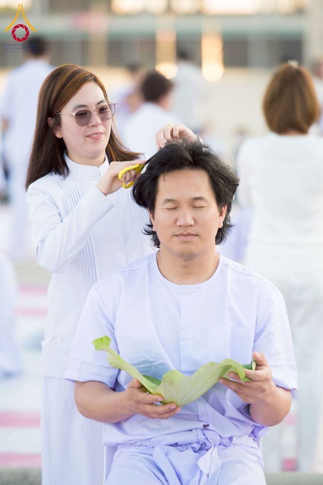 ภาพ No.274723:วันอาทิตย์ที่ 30 พฤศจิกายน พ.ศ. 2568 พิธีปลงผม โครงการอุปสมบทบูชาธรรมมหาปูชนียาจารย์ ปี 2568 ณ ลานธรรมพระมหาธรรมกายเจดีย์ ฝั่งทิศตะวันตก ระหว่างวิหารคดหมายเลข 8 และ 9 วัดพระธรรมกาย