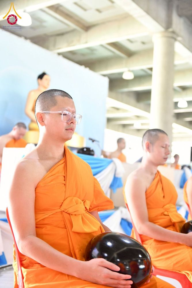 ภาพ No.256640:วันที่ 11 ตุลาคม พ.ศ. 2568 พิธีตักบาตรฉลองพระใหม่  โครงการอุปสมบทบูชาธรรม 141 ปี  พระมงคลเทพมุนี (สด จนฺทโร) ผู้ค้นพบวิชชาธรรมกาย ณ มหาวิหารคด 9 วัดพระธรรมกาย