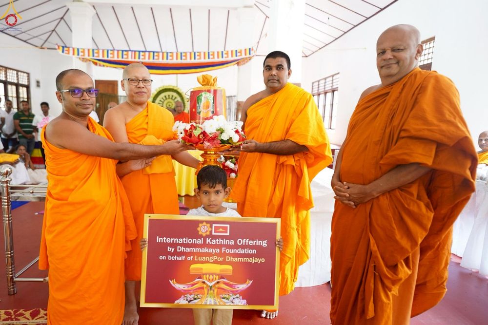 ภาพ No.264860:วันที่ 17 ตุลาคม พ.ศ. 2568 กฐินสมทบต่างประเทศ บูชาธรรม 81 ปี หลวงพ่อธัมมชโย ณ วัดศรีบุปผาราม เมืองปัลเลโปลา ประเทศศรีลังกา 