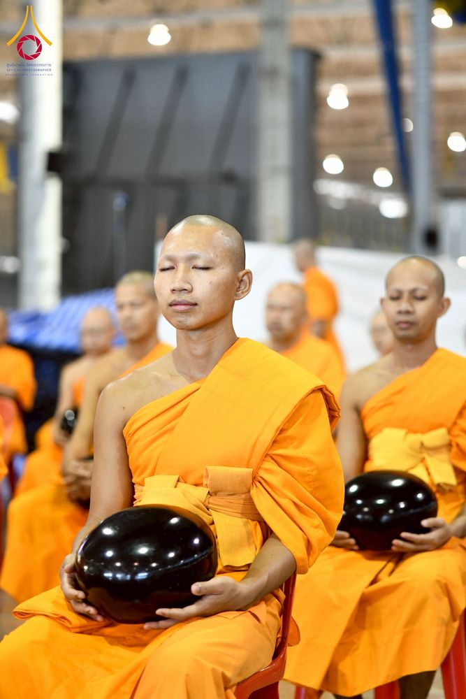 ภาพ No.256743:วันที่ 5 ตุลาคม พ.ศ. 2568 พิธีตักบาตร ข้าวสารอาหารแห้ง ณ บ้านแก้วเรือนทองคุณยายฯ สภาธรรมกายสากล วัดพระธรรมกาย