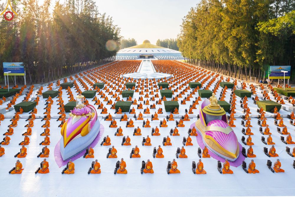 ภาพ No.104367:พระธรรมยาตราร่วมปฏิบัติธรรม และถ่ายภาพหมู่ประวัติศาสตร์ หน้ามหาวิหารพระมงคลเทพมุนี วันที่ 27 ธันวาคม พ.ศ. 2566