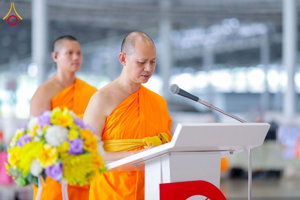 พระภิกษุสงฆ์ยืนกล่าวปราศรัยที่แท่นบรรยายในพิธีทางศาสนา