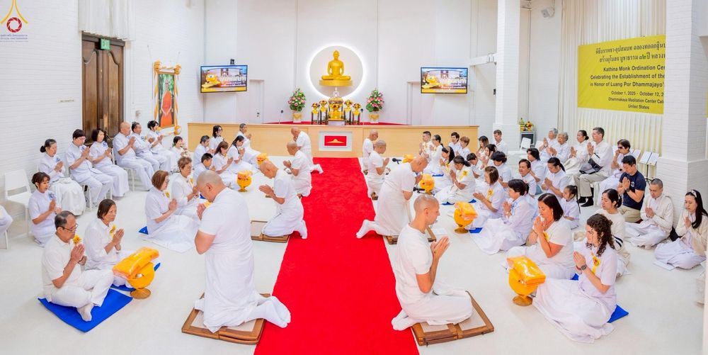 ภาพ No.252246:วันที่ 4-5 ตุลาคม พ.ศ. 2568  วัดพระธรรมกายแคลิฟอร์เนีย ประเทศสหรัฐอเมริกา ได้จัดพิธีตัดปอยผม โดยคณะสงฆ์ ญาติ ๆ และสาธุชน ให้กับนาคธรรมทายาท 8 ท่าน และได้จัดพิธีบรรพชา-อุปสมบท ฉลองพิธีทอดกฐินบรมจักรพรรดิ สร้างอุโบสถ 82 ปี บูชาธรรมหลวงพ่อธัมมชโย