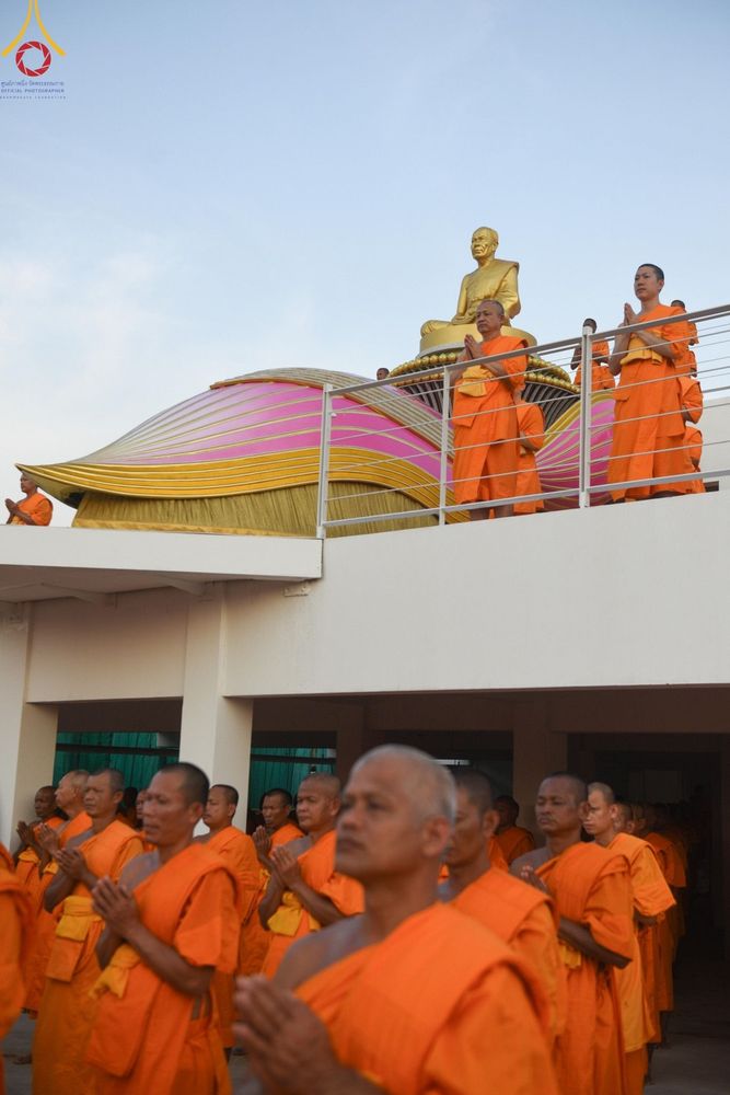 ภาพ No.201310:พระธรรมยาตราปฏิบัติธรรม และถ่ายภาพหมู่ประวัติศาสตร์ ณ อาคารธรรมยาตรา กตัญญูบูชามหาปูชนียาจารย์  ตรงข้ามวัดปากน้ำภาษีเจริญ จ.กรุงเทพมหานคร ในโครงการธรรมยาตรา กตัญญูบูชา มหาปูชนียาจารย์ พระมงคลเทพมุนี(สด จนฺทสโร) พระผู้ปราบมาร อนุสรณ์สถาน 7 แห่ง ปีที่ 13