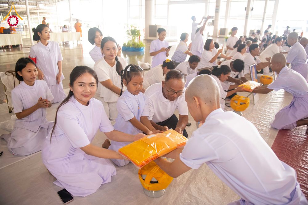 ภาพ No.321323:วันเสาร์ที่ 11 เมษายน พ.ศ.2569 พิธีขอขมาและมอบผ้าไตร โครงการอุปสมบทหมู่ บูชาธรรมหลวงพ่อธัมมชโย พ.ศ.2569 โครงการอุปสมบทหมู่ธรรมทายาท ระดับอุดมศึกษา รุ่น 53 (ภาคฤดูร้อน) ณ วัดพระธรรมกาย ปทุมธานี