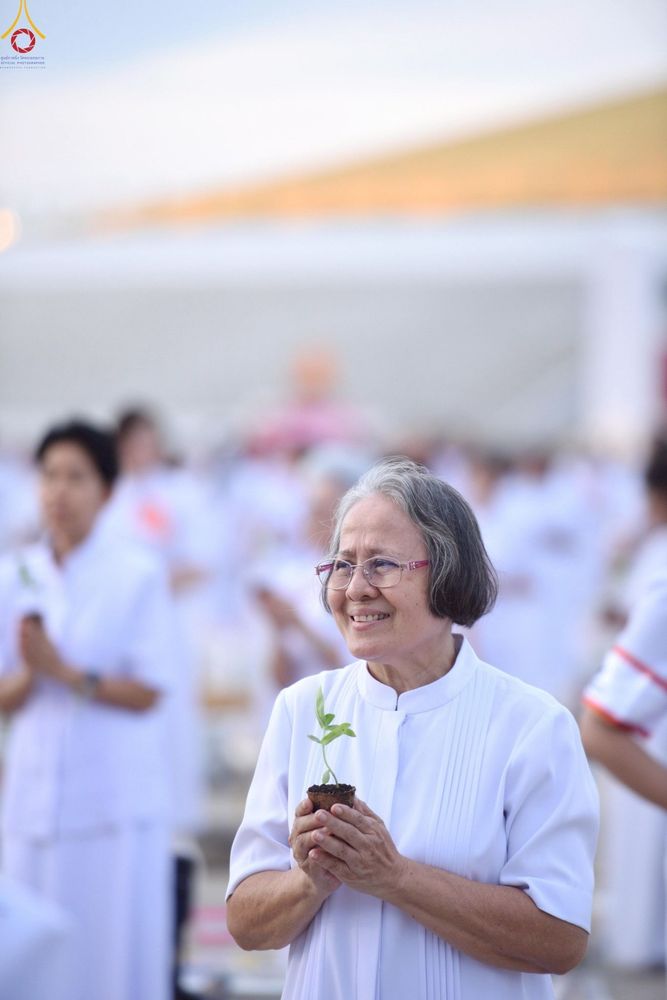 ภาพ No.252902:วันที่ 10 ตุลาคม พ.ศ. 2568 พิธีปลูกต้นทรัพย์บานชื่น ณ ลานธรรม วัดพระธรรมกาย