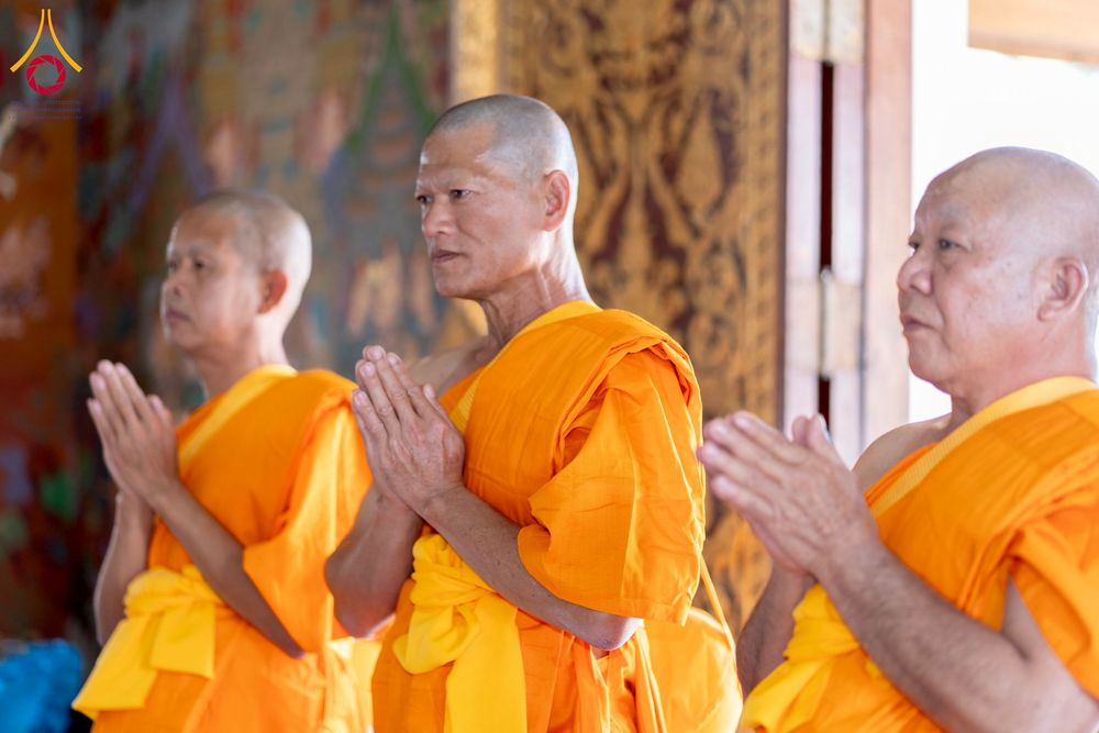 ภาพ No.275870:วันพุธที่ 3 ธันวาคม พ.ศ. 2568 พิธีบรรพชาอุปสมบท โครงการอุปสมบทบูชาธรรมมหาปูชนียาจารย์ ศูนย์อบรม : ศูนย์ส่งเสริมศีลธรรม จ.พะเยา ณ โบราณสถานพระธาตุจอมทอง และ โบสถ์กลางน้ำ วัดพระธาตุศรีโคมคำ อำเภอเมือง จังหวัดพะเยา