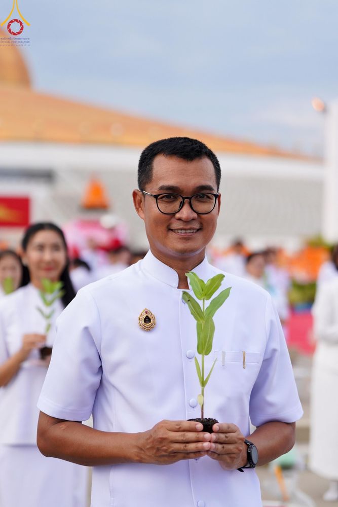 ภาพ No.160431:พิธีปลูกต้นทรัพย์บานชื่น ณ ลานธรรม พระมหาธรรมกายเจดีย์ วัดพระธรรมกาย จ.ปทุมธานี วันพฤหัสบดีที่ 10 ตุลาคม พ.ศ. 2567
