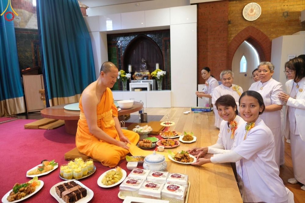 ภาพ No.161400:วัดพระธรรมกายลอนดอน สหราชอาณาจักร จัดงานบุญ น้อมถวายเป็นพุทธบูชา และบูชาธรรมเนื่องในวาระ 140 ปี วันคล้ายวันเกิดด้วยรูปกายเนื้อของ พระมงคลเทพมุนี (สด จนฺทสโร) พระผู้ปราบมาร ในวันที่ 10 ตุลาคม พ.ศ. 2567
