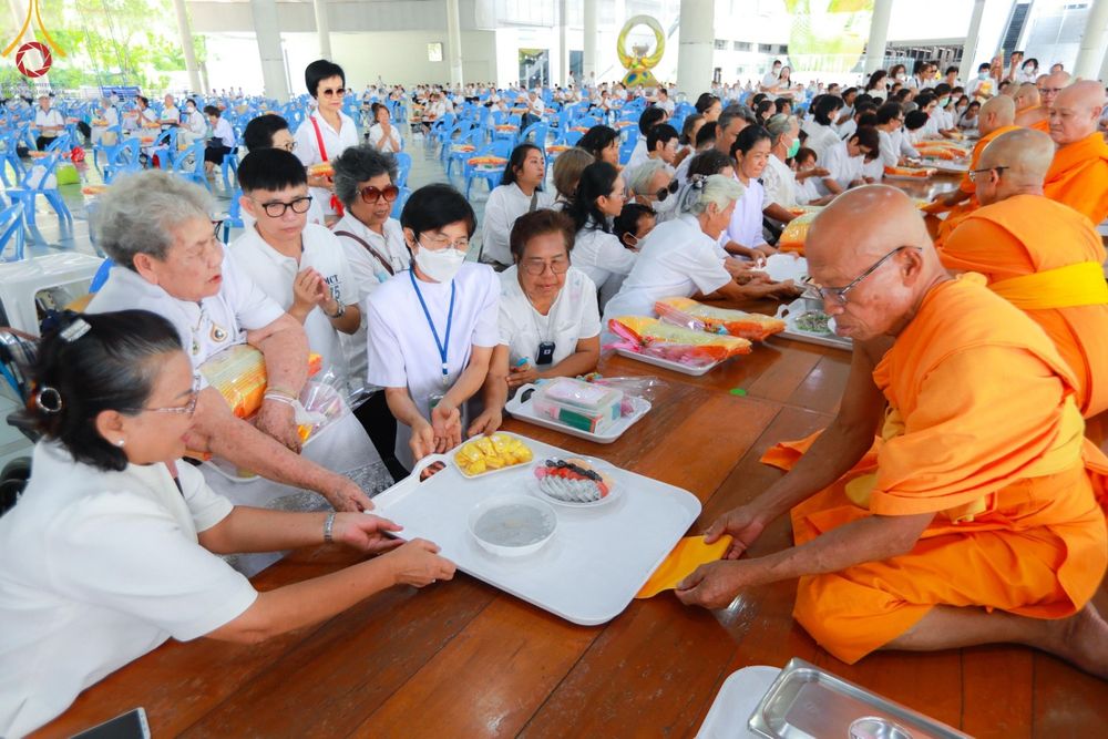 ภาพ No.140079:พิธีบุพเปตพลี ครั้งที่ 151 ร่วมอุทิศบุญกุศลแด่หมู่ญาติที่ล่วงลับไปแล้ว และสืบทอดอายุพระพุทธศาสนา วันพฤหัสบดีที่ 6 มิถุนายน พ.ศ. 2567 (วันพระ แรม 15 ค่ำ เดือน 6) ณ หอฉันคุณยายอาจารย์ วัดพระธรรมกาย