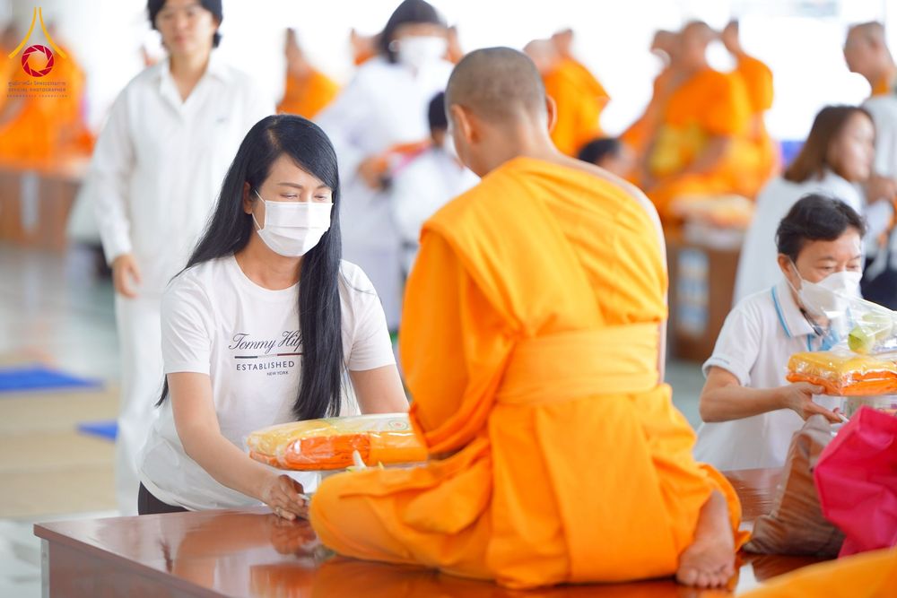 ภาพ No.268315:วันที่ 8 พฤศจิกายน พ.ศ. 2568 พิธีถวายภัตตาหารเมนูสวรรค์ เพื่อการบรรลุธรรม ณ หอฉันคุณยายอาจารย์ฯ วัดพระธรรมกาย