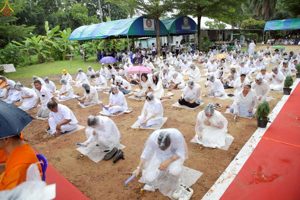ภาพ No.234098:วันอาทิตย์ที่ 20 กรกฎาคม พ.ศ.2568 พิธีทอดผ้าป่า และพิธีตอกเสาเข็มต้นแรก สร้างอาคารปฏิบัติธรรมพระมงคลเทพมุนี ณ ศูนย์ปฏิบัติธรรมสุราษฏร์ธานี