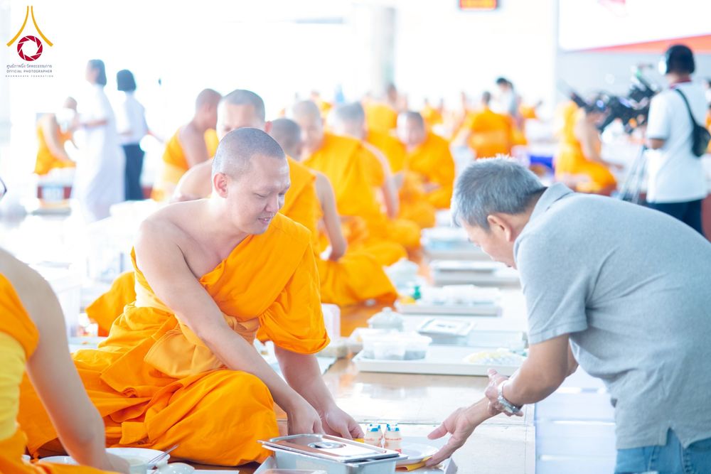 ภาพ No.262690:วันที่ 18,25 ตุลาคม พ.ศ. 2568 พิธีถวายภัตตาหารเมนูสวรรค์ เพื่อการบรรลุธรรม ณ หอฉันคุณยายอาจารย์ฯ วัดพระธรรมกาย