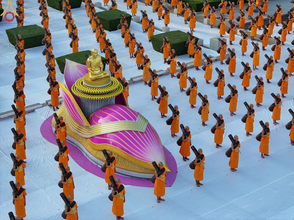 ภาพ No.104402:พระธรรมยาตราร่วมปฏิบัติธรรม และถ่ายภาพหมู่ประวัติศาสตร์ หน้ามหาวิหารพระมงคลเทพมุนี วันที่ 27 ธันวาคม พ.ศ. 2566