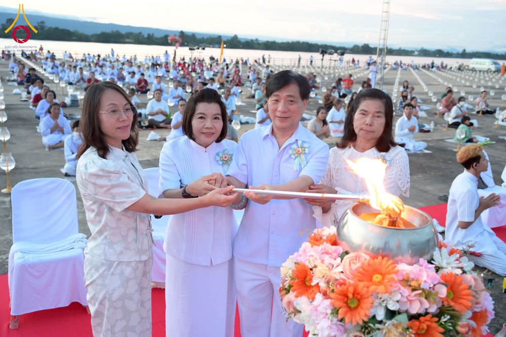 ภาพ No.250458:วันอังคารที่ 7 ตุลาคม พ.ศ. 2568 พิธีจุดประทีปบูชาพระรัตนตรัย ณ ลานธรรมปทุมรัตน์ธรรมเจดีย์ พุทธอุทยานนานาชาติ อ.โพนพิสัย จ.หนองคาย