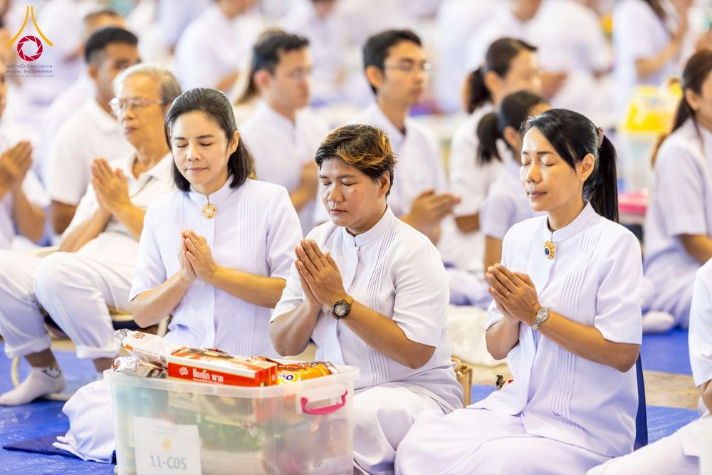 ภาพ No.256779:วันที่ 5 ตุลาคม พ.ศ. 2568 พิธีตักบาตร ข้าวสารอาหารแห้ง ณ บ้านแก้วเรือนทองคุณยายฯ สภาธรรมกายสากล วัดพระธรรมกาย