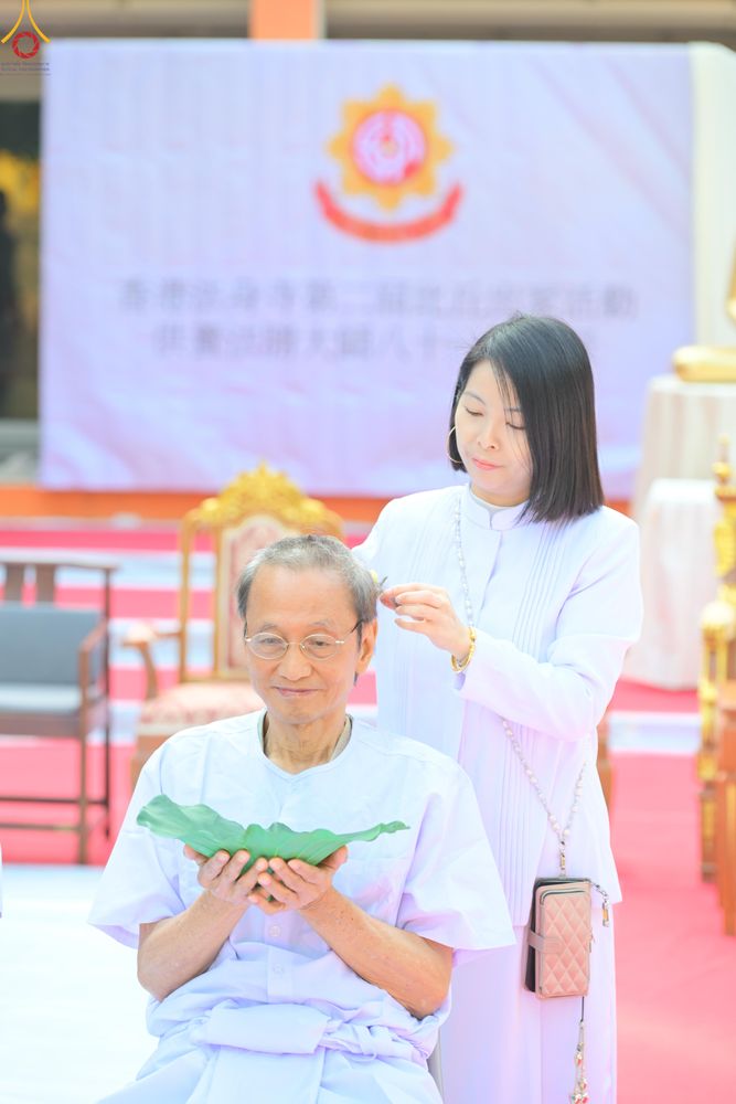 ภาพ No.280818:วันที่ 27 ธันวาคม พ.ศ. 2568  พิธีปลงผมนาคธรรมทายาท โครงการอุปสมบทหมู่บูชาธรรม 81 ปี หลวงพ่อธัมมชโย  ณ สมาคมพุทธ เขตตงช้ง ฮ่องกง