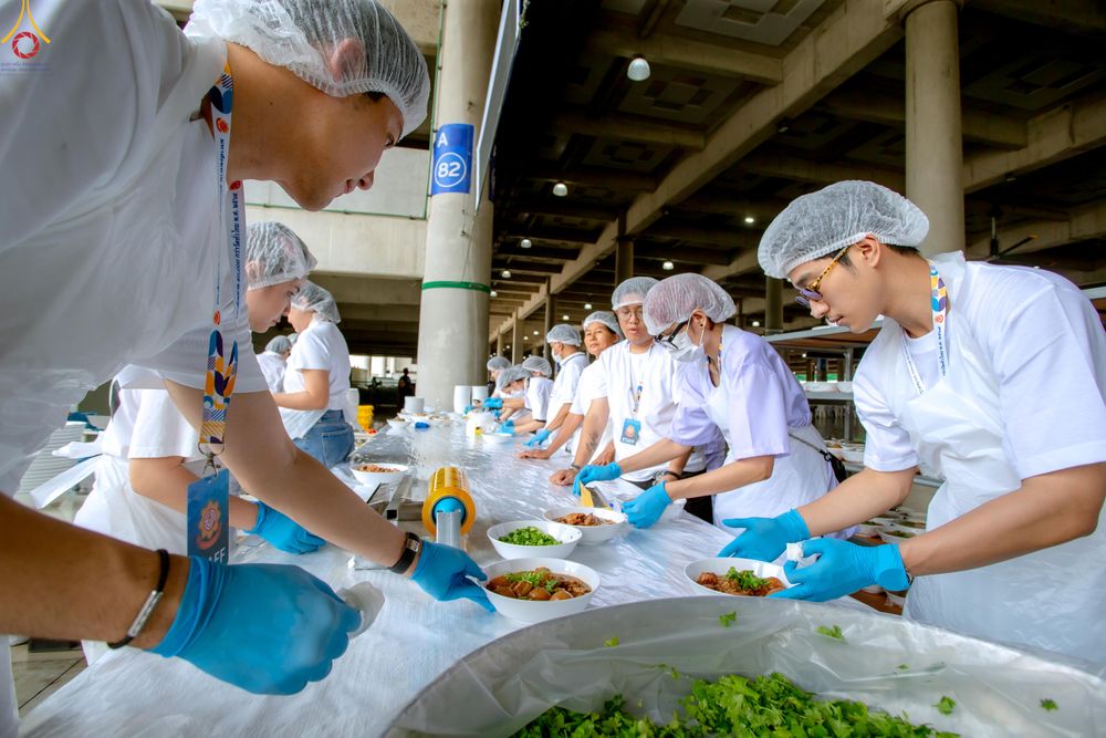 ภาพ No.325767:วันที่ 22 เมษายน พ.ศ.2569(วันคุ้มครองโลก) งานถวายมหาสังฆทาน 40,000 กว่าวัดทั่วประเทศ เจ้าหน้าที่ สาธุชน ร่วมใจจัดเตรียมภัตตาหารเพล (ชุด 2)