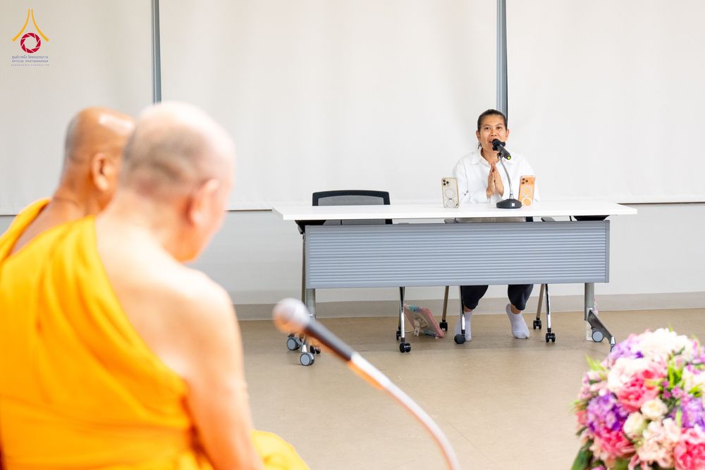 ภาพ No.323326:หลวงพ่อทัตตชีโว รองเจ้าอาวาสวัดพระธรรมกาย ถวายการต้อนรับปฏิสันถารคณะสงฆ์จากประเทศศรีลังกา