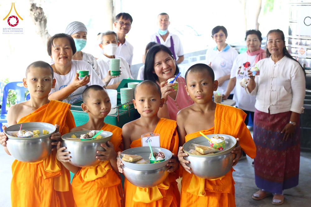 ภาพ No.320946:วันเสาร์ที่ 11 เมษายน พ.ศ.2569 พิธีตักบาตรฉลองสามเณรใหม่ ณ ศูนย์อบรมเยาวชนนครปฐม