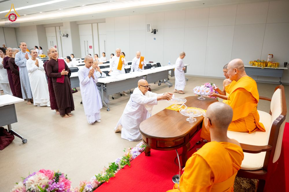ภาพ No.324790:วันอังคารที่ 21 เมษายน พ.ศ.2569  หลวงพ่อทัตตชีโว รองเจ้าอาวาสวัดพระธรรมกาย ถวายการต้อนรับและปฏิสันถารคณะสงฆ์จากประเทศเวียดนาม